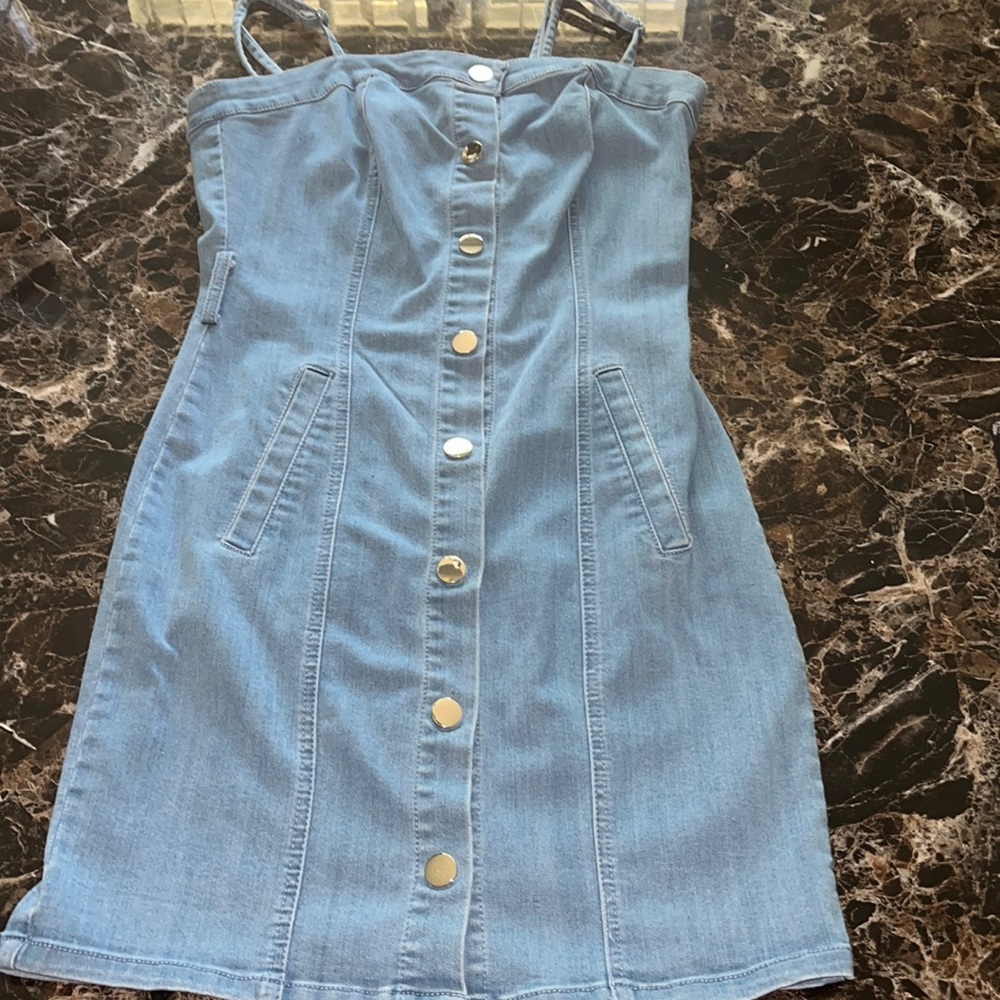 Ire’s blue tight dress